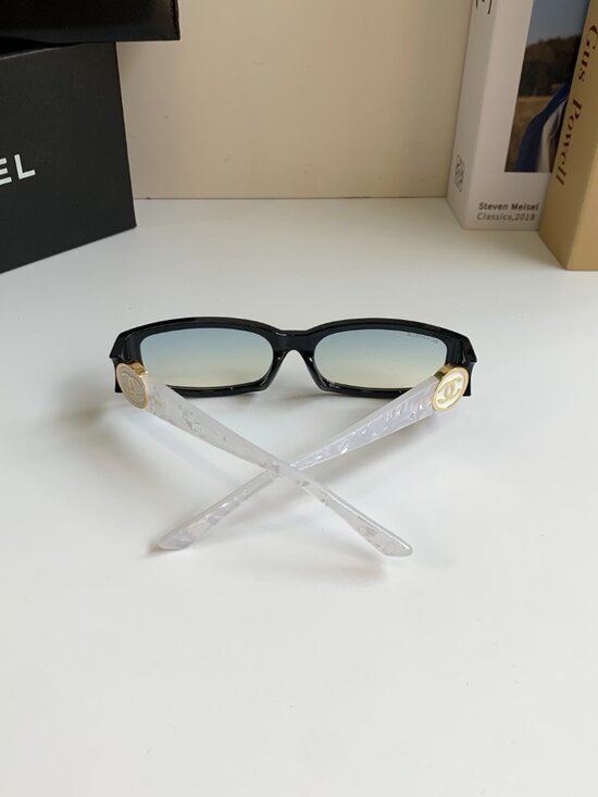 Timeless Chanel Shades ? Gold CC, Pearlized Legs, Oval Frame, Gradient Blue